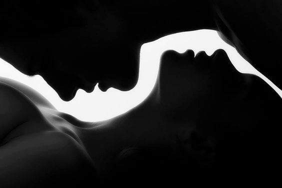 Intiem zwart-wit silhouet van de diepe connectie en passie tussen een man en een vrouw